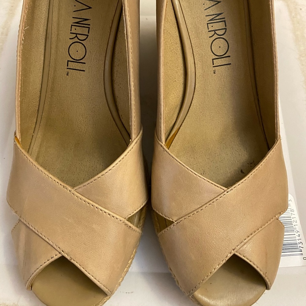 Via Neroli open toes nude wedges